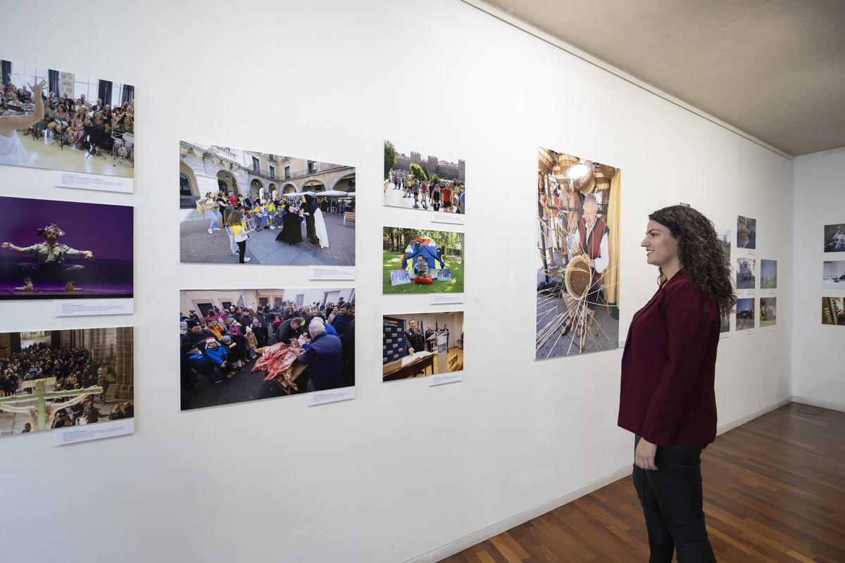 El presidente de la Junta de Castilla y
León, Alfonso Fernández Mañueco,
inaugura la Exposición ‘Crónica Gráfica.
Un año de Diario de Ávila en imágenes’  / ISABEL GARCÍA