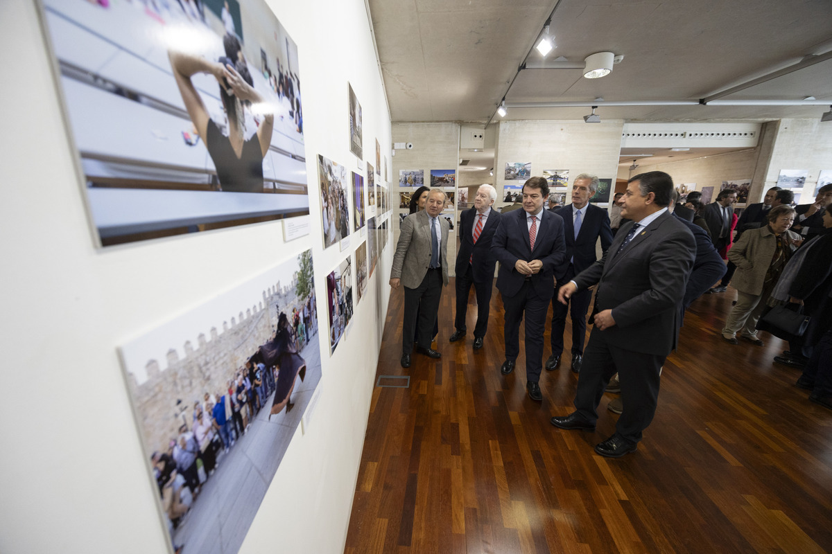 El presidente de la Junta de Castilla y
León, Alfonso Fernández Mañueco,
inaugura la Exposición ‘Crónica Gráfica.
Un año de Diario de Ávila en imágenes’  / ISABEL GARCÍA