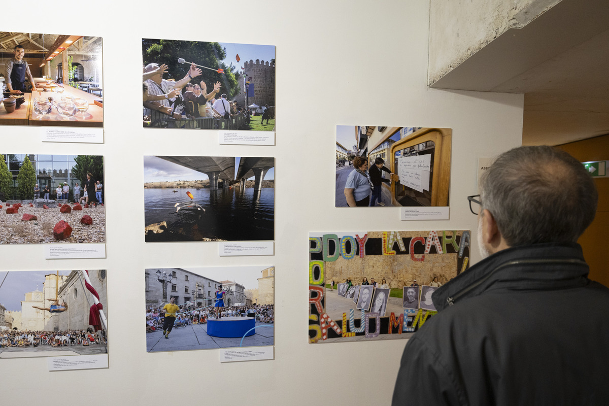 El presidente de la Junta de Castilla y
León, Alfonso Fernández Mañueco,
inaugura la Exposición ‘Crónica Gráfica.
Un año de Diario de Ávila en imágenes’  / ISABEL GARCÍA