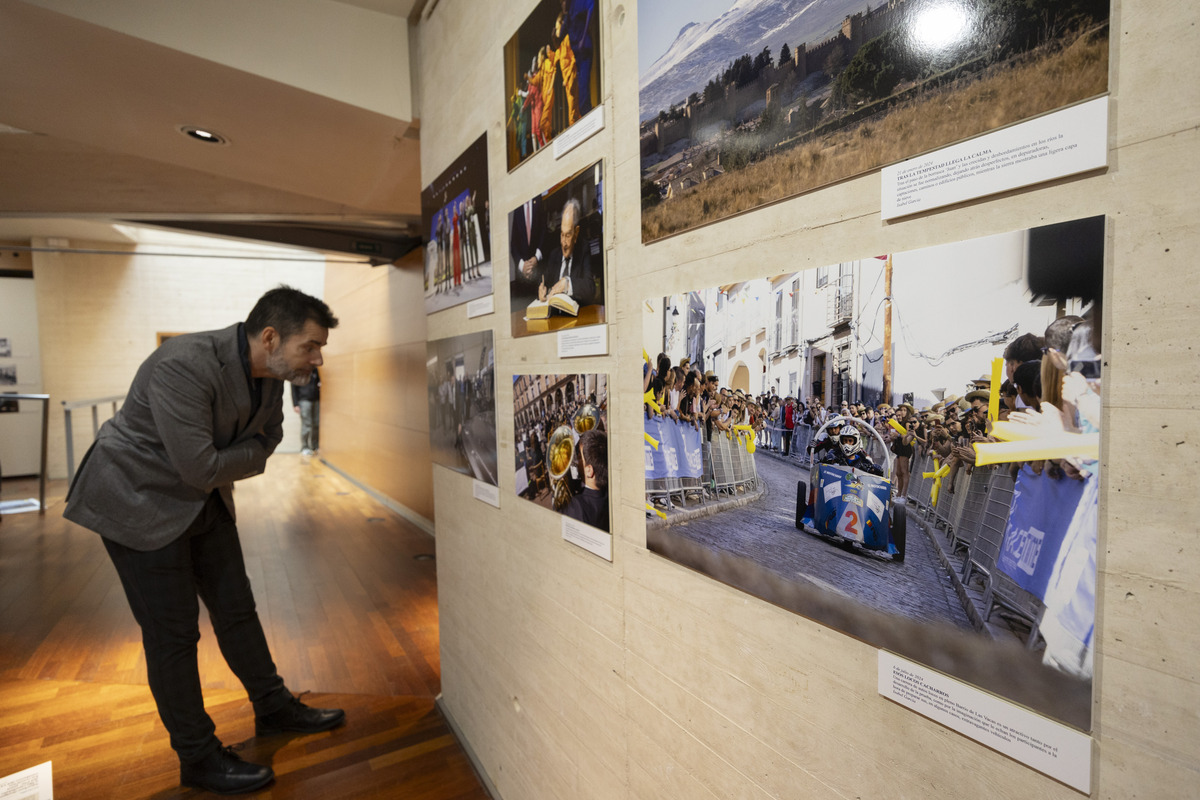 El presidente de la Junta de Castilla y
León, Alfonso Fernández Mañueco,
inaugura la Exposición ‘Crónica Gráfica.
Un año de Diario de Ávila en imágenes’  / ISABEL GARCÍA