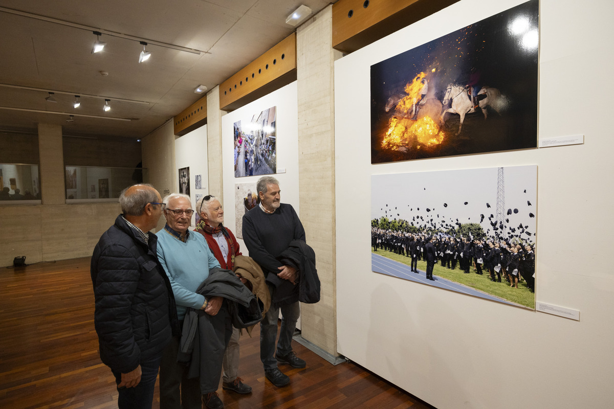 El presidente de la Junta de Castilla y
León, Alfonso Fernández Mañueco,
inaugura la Exposición ‘Crónica Gráfica.
Un año de Diario de Ávila en imágenes’  / ISABEL GARCÍA