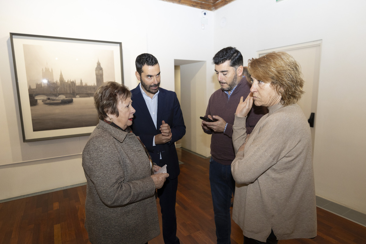 El presidente de la Junta de Castilla y
León, Alfonso Fernández Mañueco,
inaugura la Exposición ‘Crónica Gráfica.
Un año de Diario de Ávila en imágenes’  / ISABEL GARCÍA