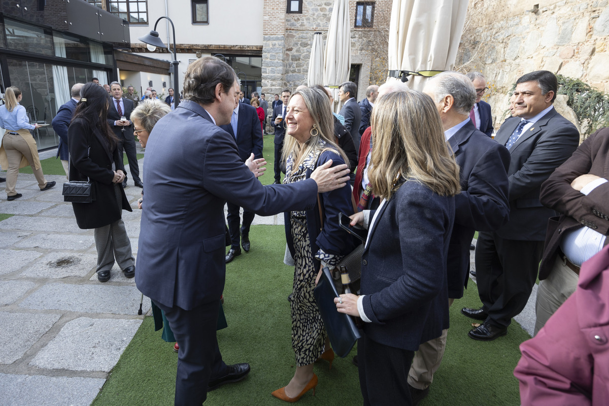 El presidente de la Junta de Castilla y
León, Alfonso Fernández Mañueco,
inaugura la Exposición ‘Crónica Gráfica.
Un año de Diario de Ávila en imágenes’  / ISABEL GARCÍA