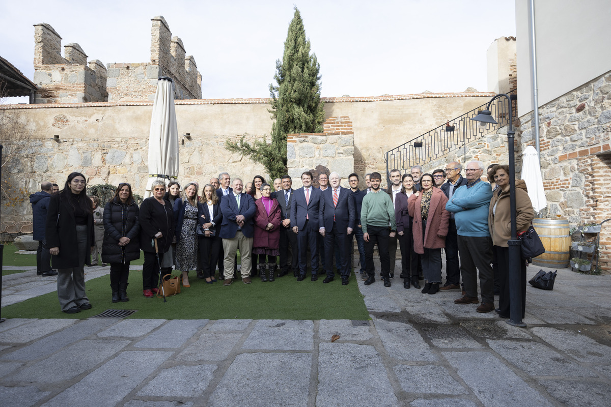 El presidente de la Junta de Castilla y
León, Alfonso Fernández Mañueco,
inaugura la Exposición ‘Crónica Gráfica.
Un año de Diario de Ávila en imágenes’  / ISABEL GARCÍA