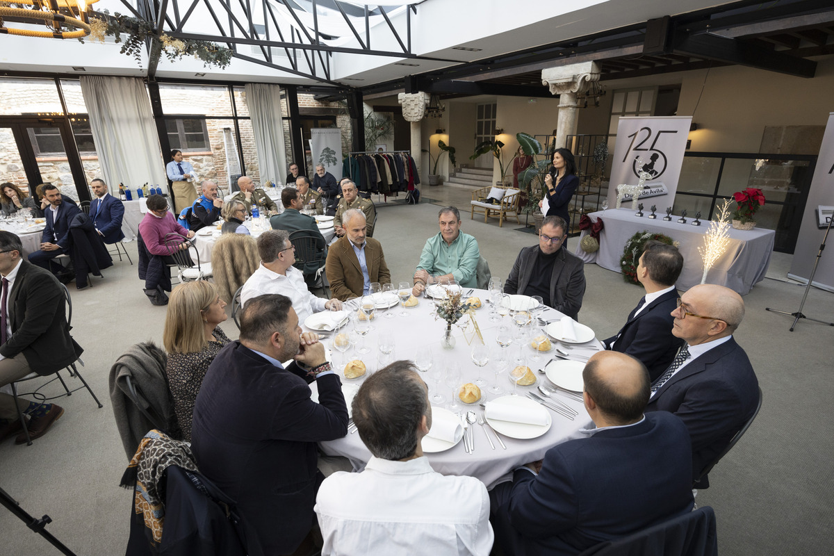 El presidente de la Junta de Castilla y
León, Alfonso Fernández Mañueco,
inaugura la Exposición ‘Crónica Gráfica.
Un año de Diario de Ávila en imágenes’  / ISABEL GARCÍA