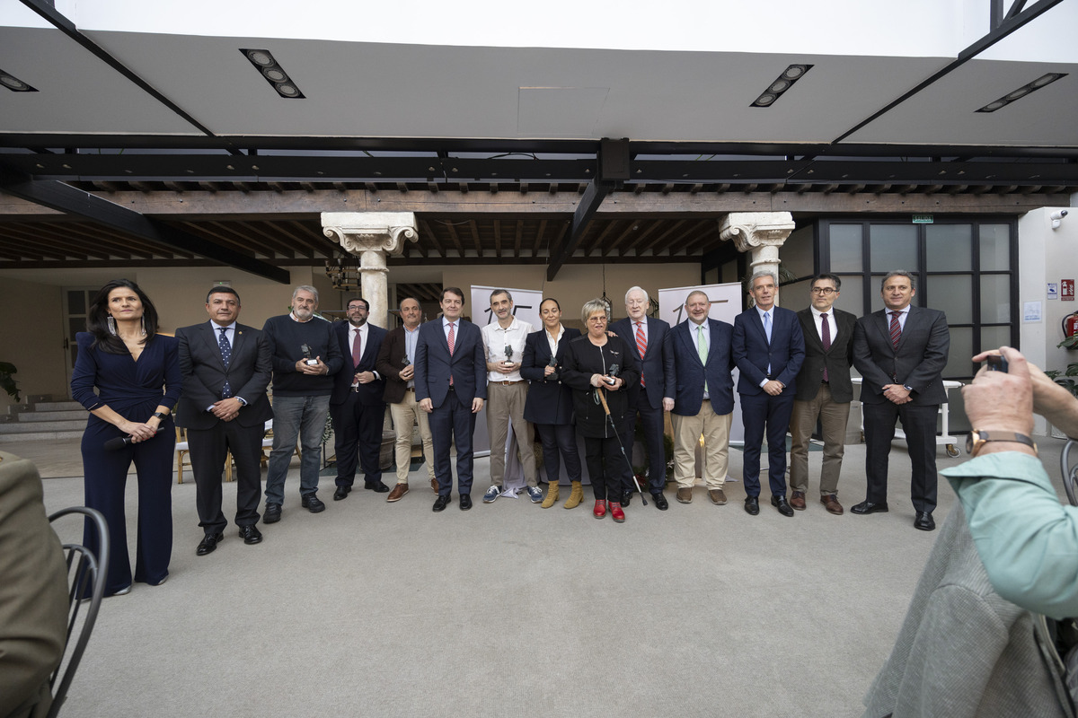 El presidente de la Junta de Castilla y
León, Alfonso Fernández Mañueco,
inaugura la Exposición ‘Crónica Gráfica.
Un año de Diario de Ávila en imágenes’  / ISABEL GARCÍA