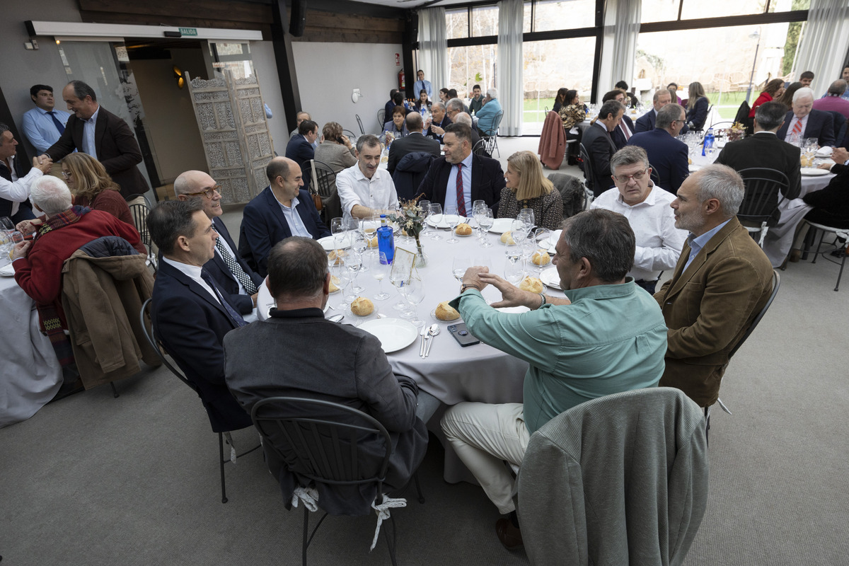 El presidente de la Junta de Castilla y
León, Alfonso Fernández Mañueco,
inaugura la Exposición ‘Crónica Gráfica.
Un año de Diario de Ávila en imágenes’  / ISABEL GARCÍA