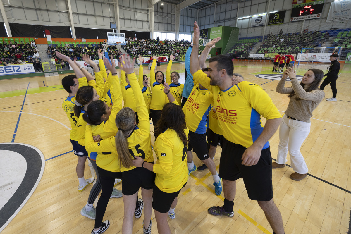 Partido de la leche entre alumnos y
profesores del Colegio Pablo VI de Ávila.  / ISABEL GARCÍA