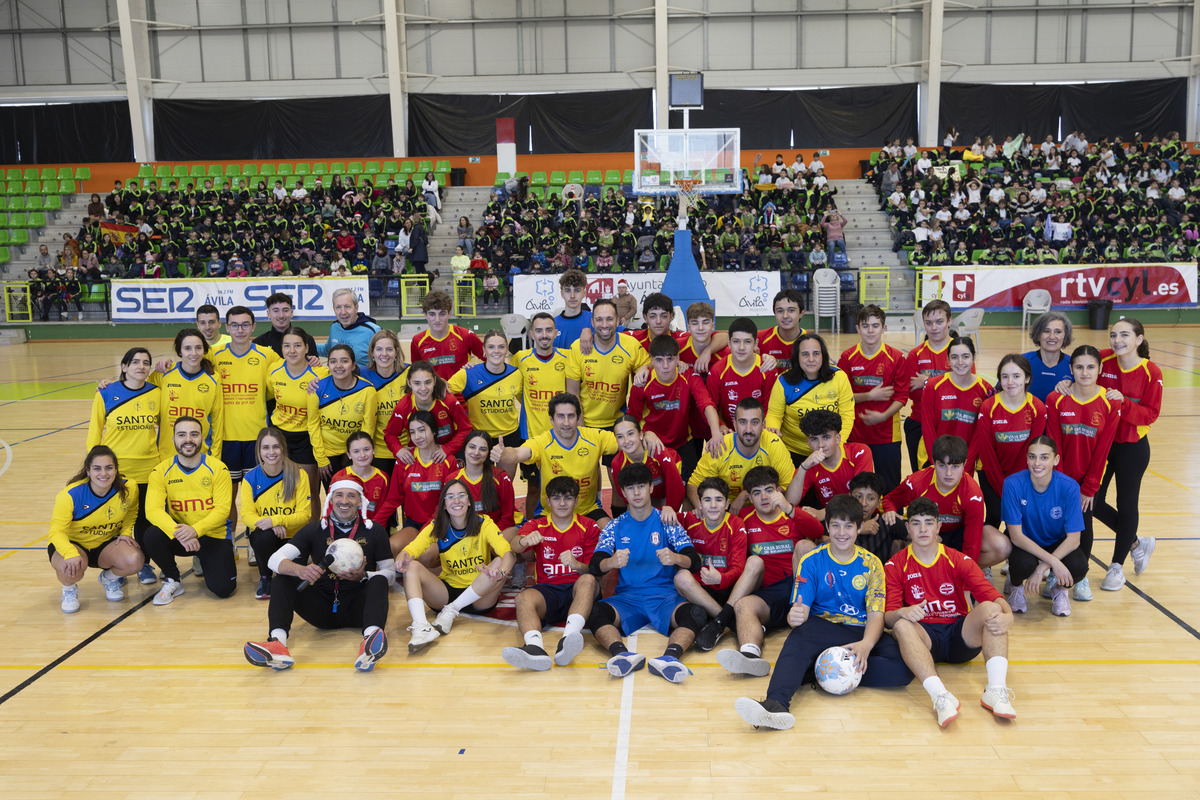 Partido de la leche entre alumnos y
profesores del Colegio Pablo VI de Ávila.