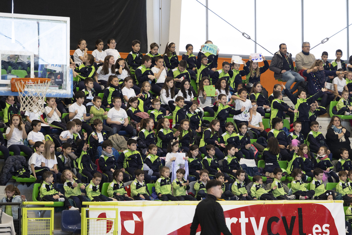 Partido de la leche entre alumnos y
profesores del Colegio Pablo VI de Ávila.  / ISABEL GARCÍA