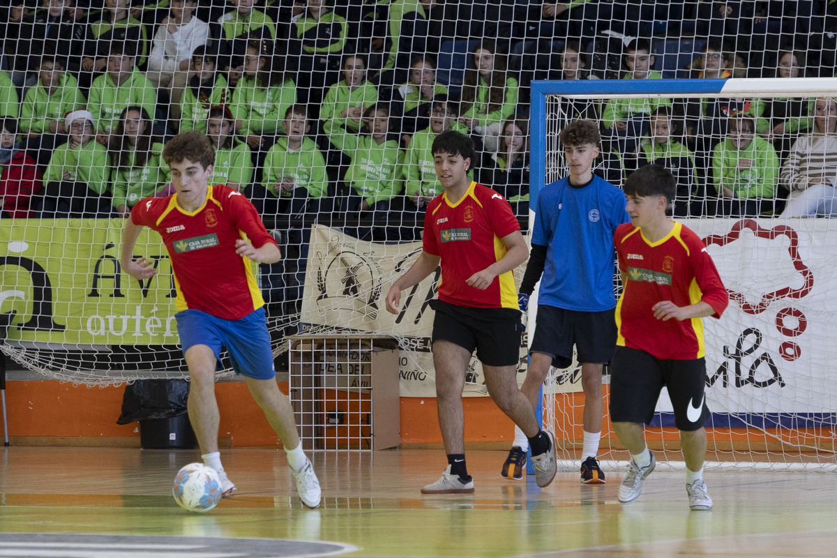 Partido de la leche entre alumnos y
profesores del Colegio Pablo VI de Ávila.  / ISABEL GARCÍA