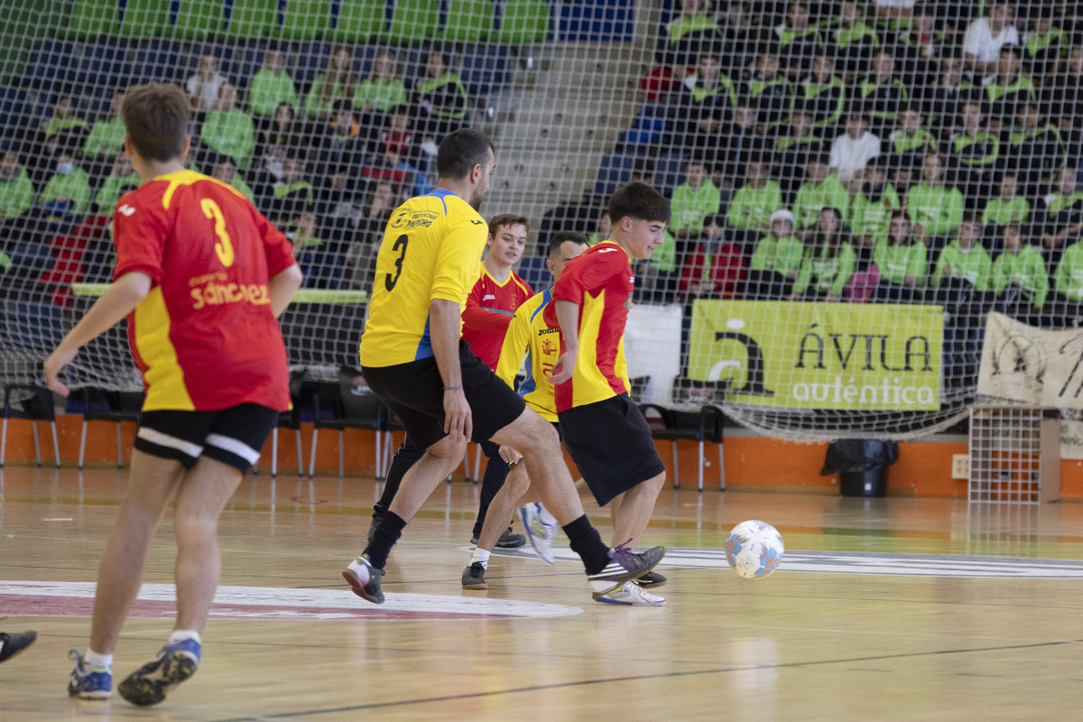 Partido de la leche entre alumnos y
profesores del Colegio Pablo VI de Ávila.  / ISABEL GARCÍA