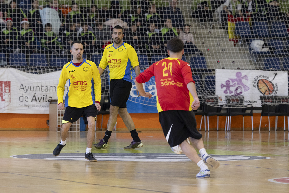 Partido de la leche entre alumnos y
profesores del Colegio Pablo VI de Ávila.  / ISABEL GARCÍA