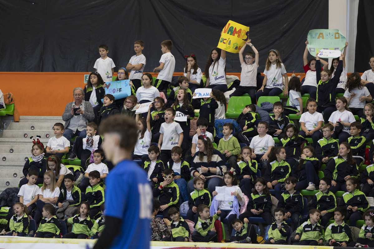 Partido de la leche entre alumnos y
profesores del Colegio Pablo VI de Ávila.  / ISABEL GARCÍA