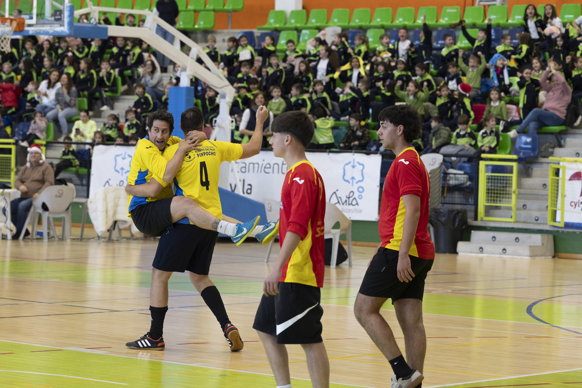 Partido de la leche entre alumnos y
profesores del Colegio Pablo VI de Ávila.  / ISABEL GARCÍA