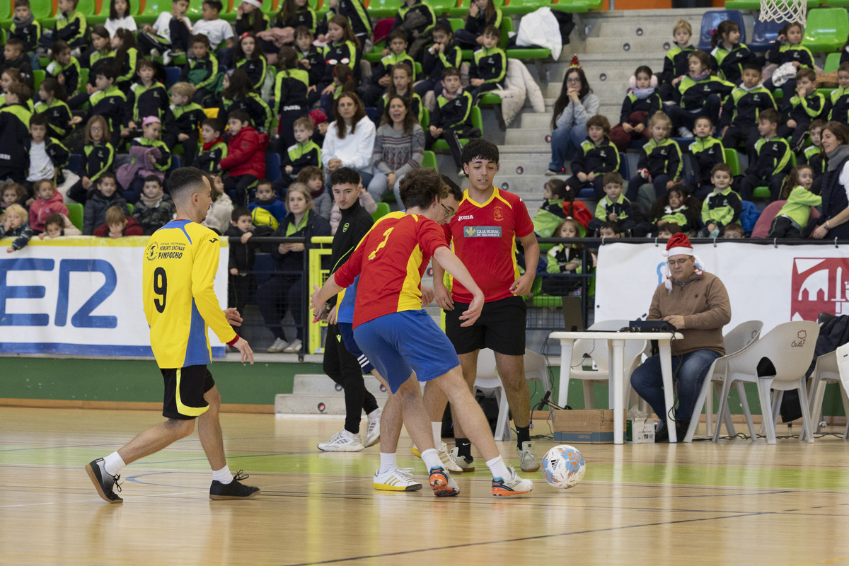 Partido de la leche entre alumnos y
profesores del Colegio Pablo VI de Ávila.  / ISABEL GARCÍA