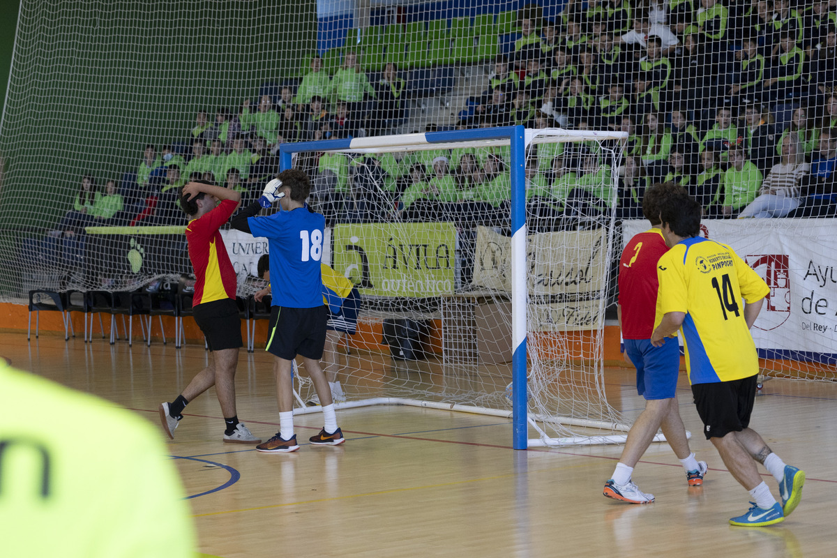 Partido de la leche entre alumnos y
profesores del Colegio Pablo VI de Ávila.  / ISABEL GARCÍA