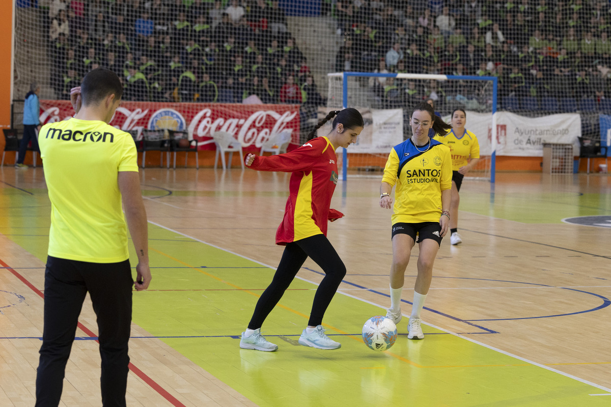 Partido de la leche entre alumnos y
profesores del Colegio Pablo VI de Ávila.  / ISABEL GARCÍA