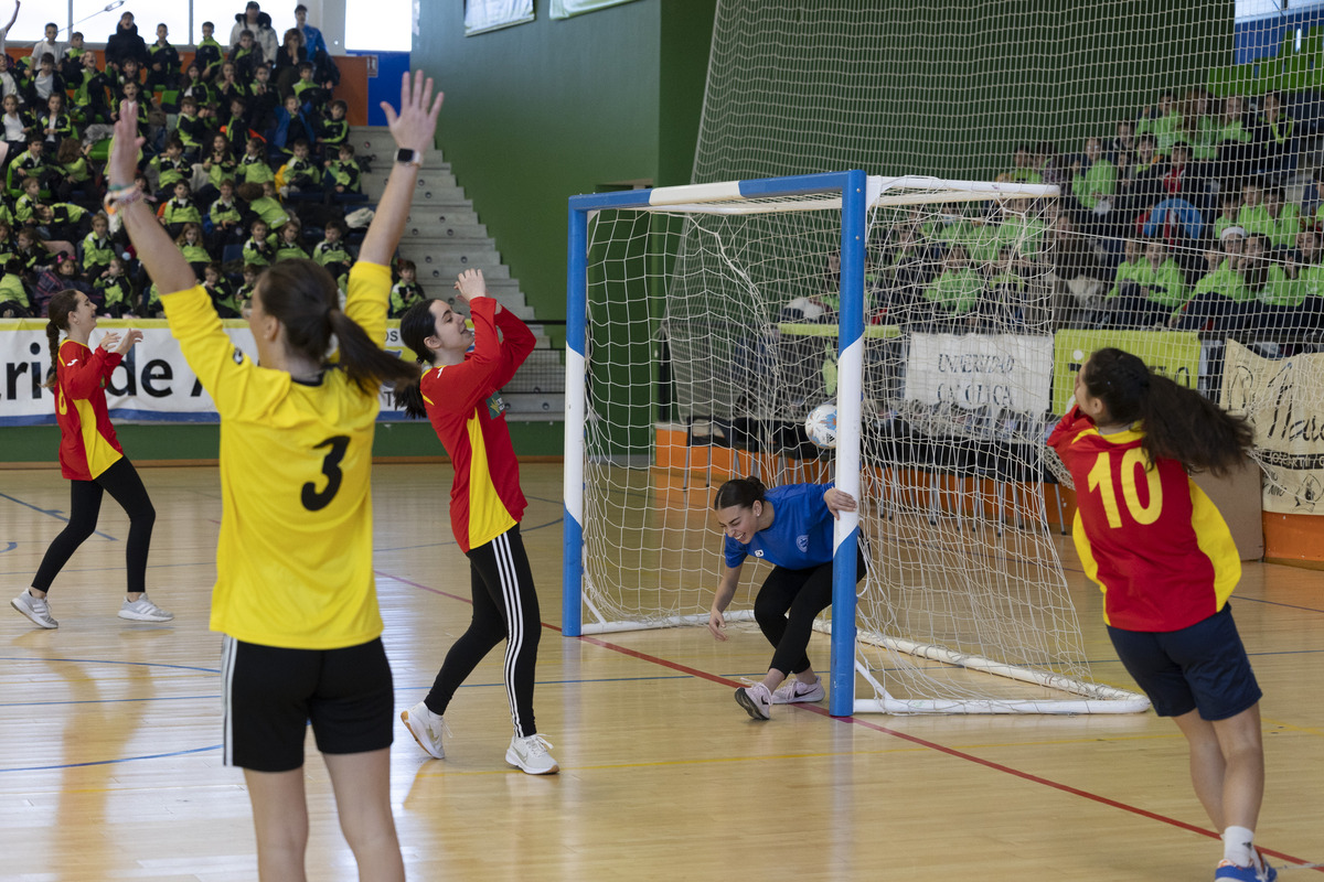 Partido de la leche entre alumnos y
profesores del Colegio Pablo VI de Ávila.  / ISABEL GARCÍA