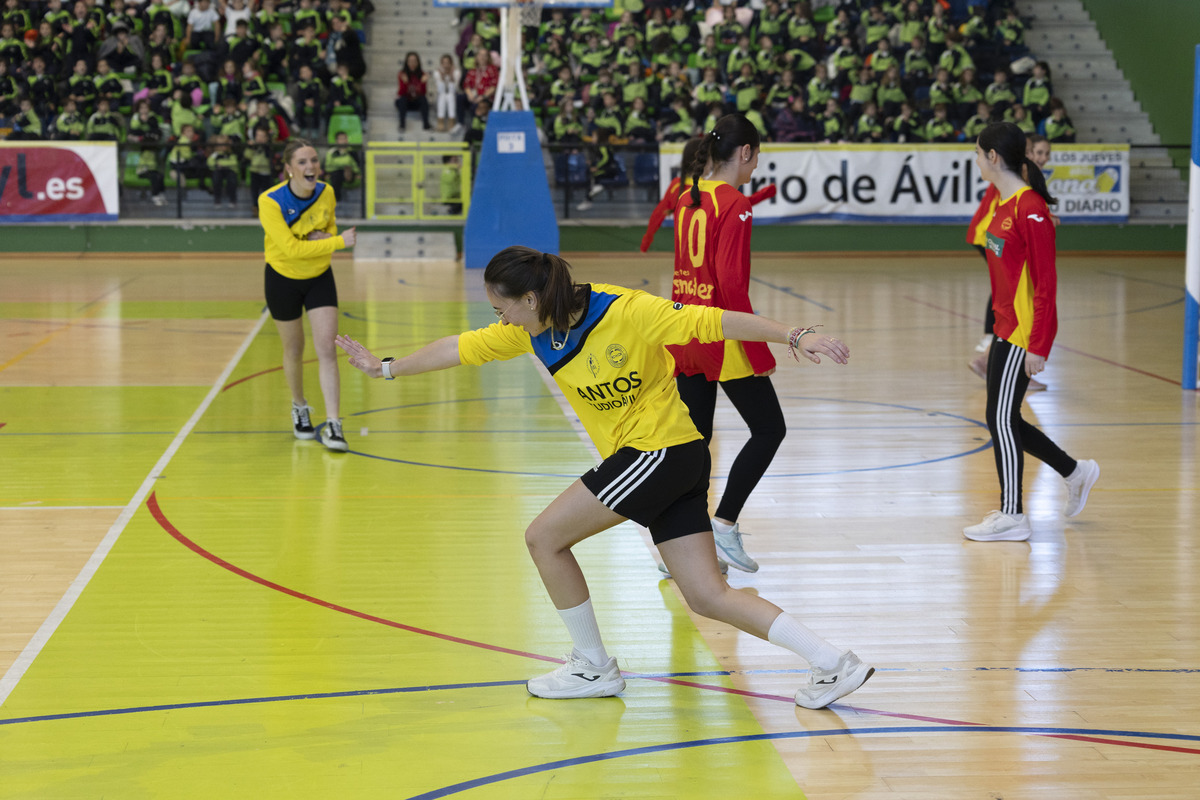 Partido de la leche entre alumnos y
profesores del Colegio Pablo VI de Ávila.  / ISABEL GARCÍA