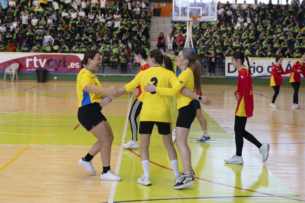 Partido de la leche entre alumnos y
profesores del Colegio Pablo VI de Ávila.  / ISABEL GARCÍA