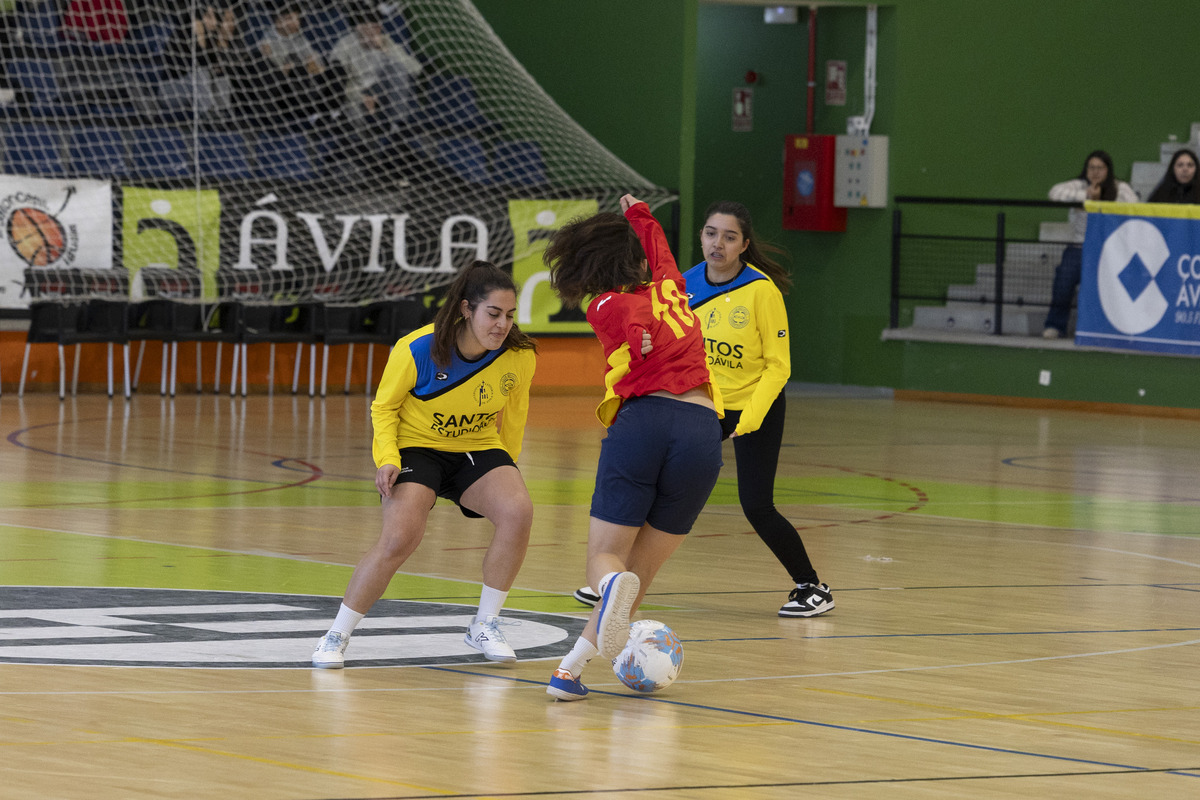 Partido de la leche entre alumnos y
profesores del Colegio Pablo VI de Ávila.  / ISABEL GARCÍA