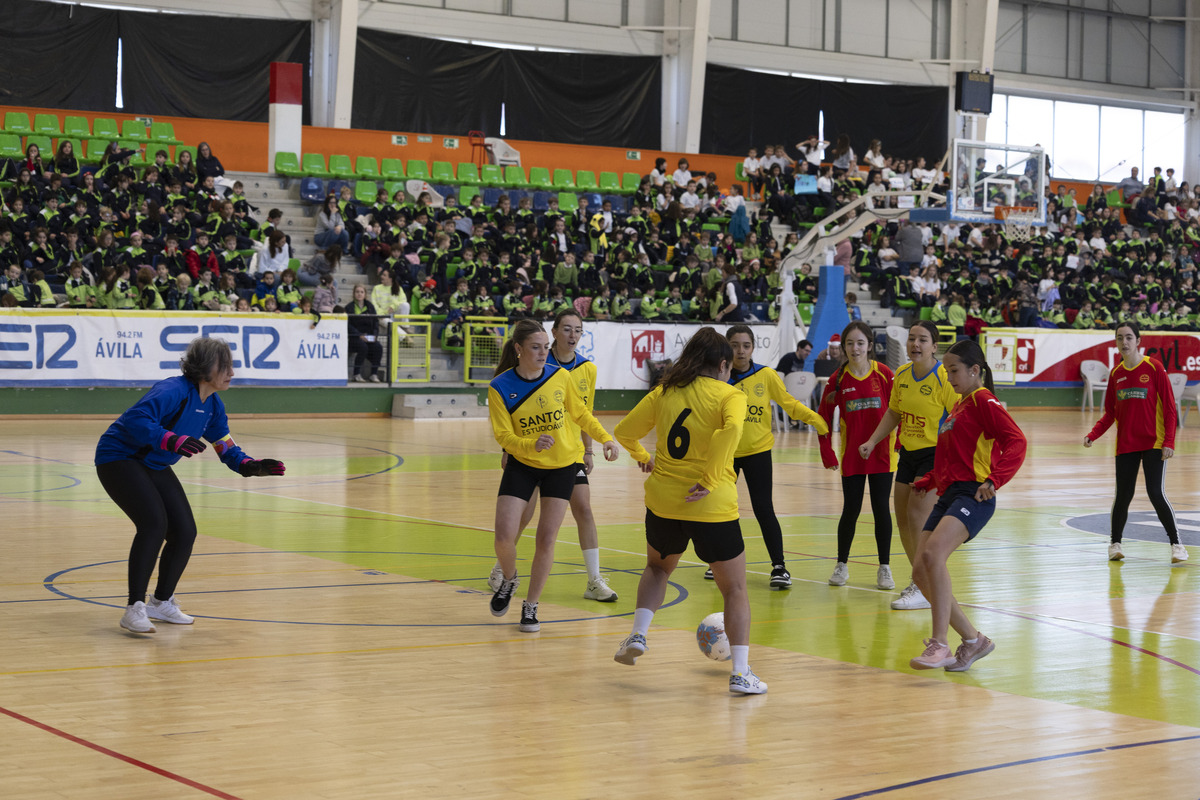 Partido de la leche entre alumnos y
profesores del Colegio Pablo VI de Ávila.  / ISABEL GARCÍA