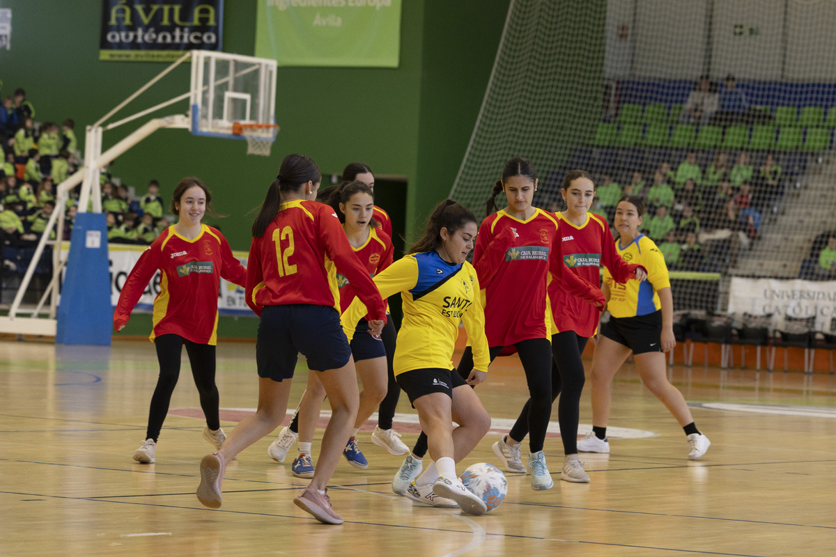 Partido de la leche entre alumnos y
profesores del Colegio Pablo VI de Ávila.  / ISABEL GARCÍA