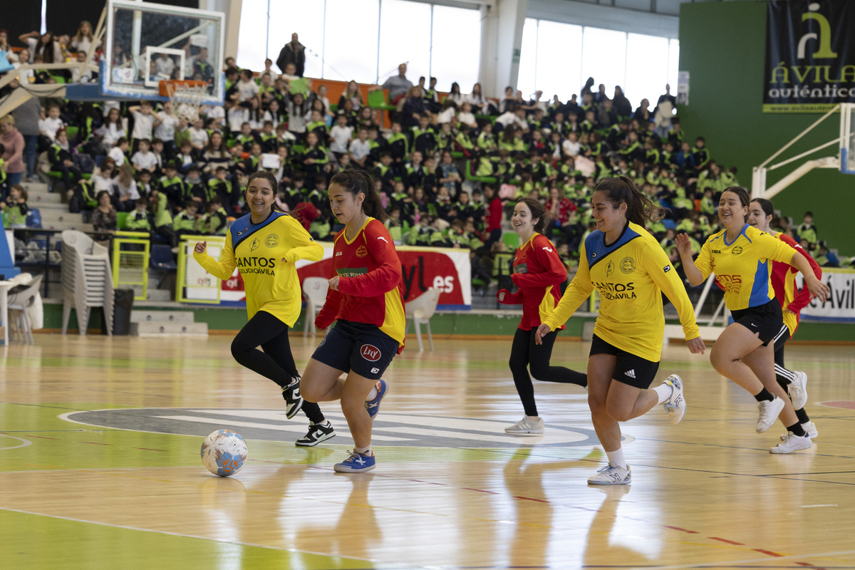 Partido de la leche entre alumnos y
profesores del Colegio Pablo VI de Ávila.  / ISABEL GARCÍA