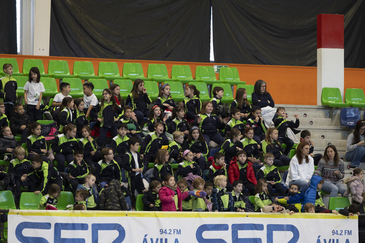 Partido de la leche entre alumnos y
profesores del Colegio Pablo VI de Ávila.  / ISABEL GARCÍA