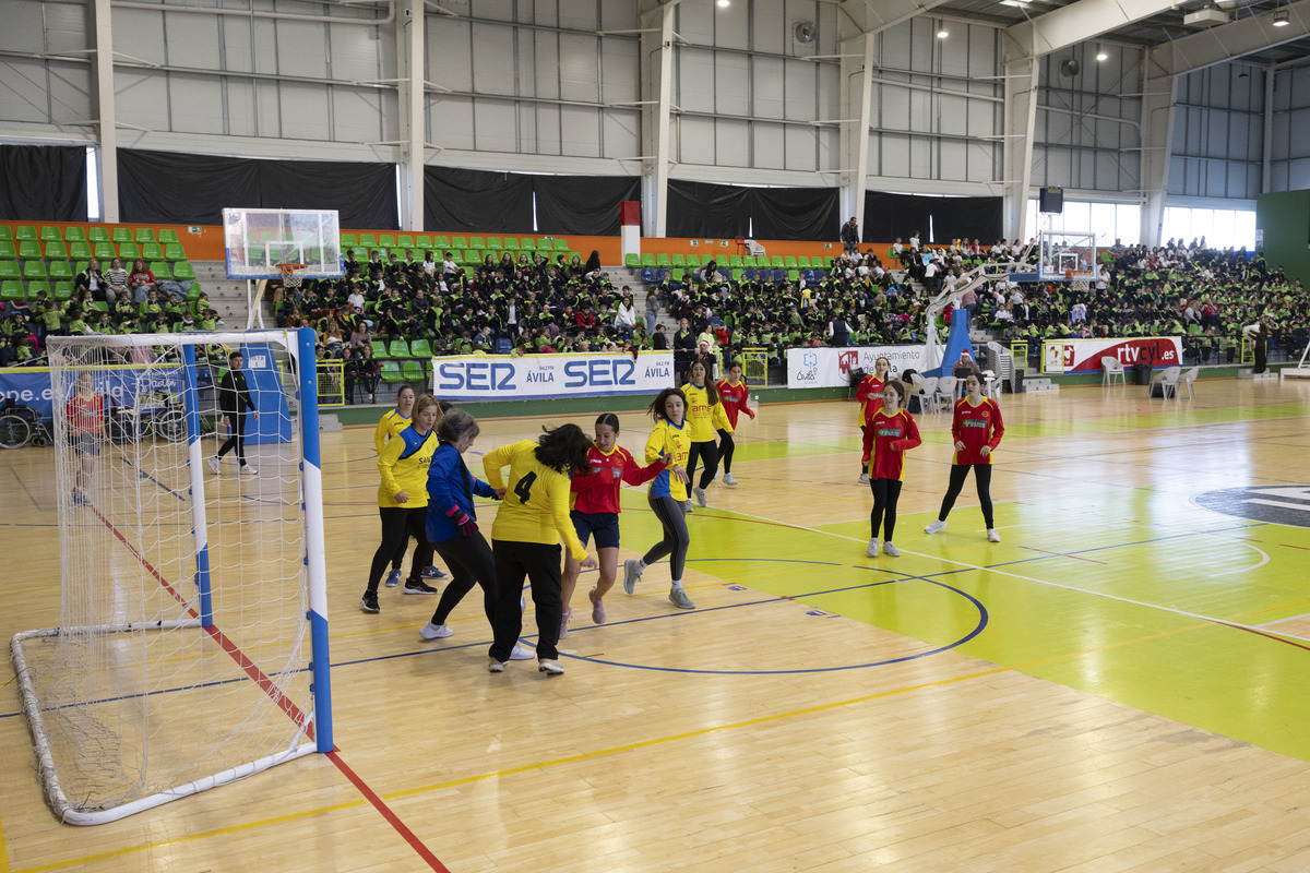 Partido de la leche entre alumnos y
profesores del Colegio Pablo VI de Ávila.  / ISABEL GARCÍA