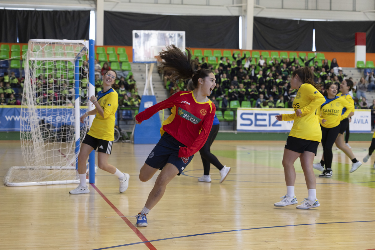 Partido de la leche entre alumnos y
profesores del Colegio Pablo VI de Ávila.  / ISABEL GARCÍA