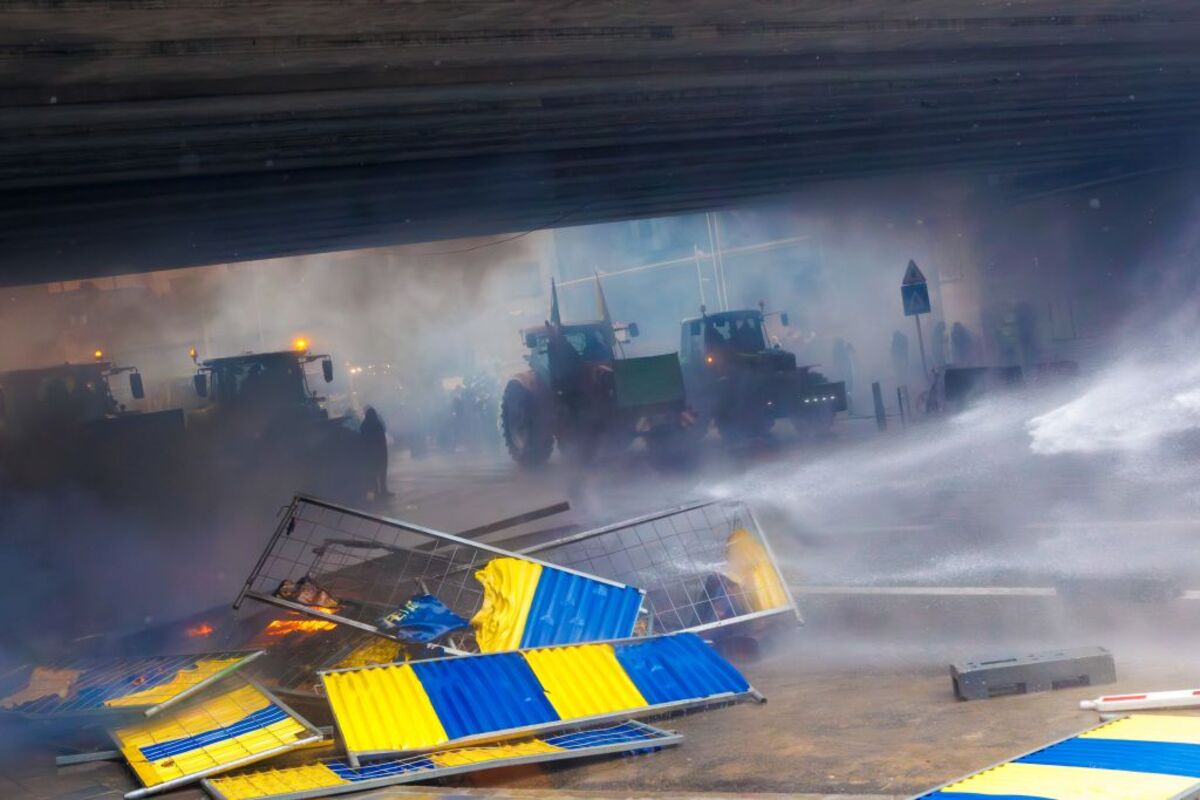 European farmers protest along side meeting of EU agriculture and fisheries ministers  / OLIVIER MATTHYS