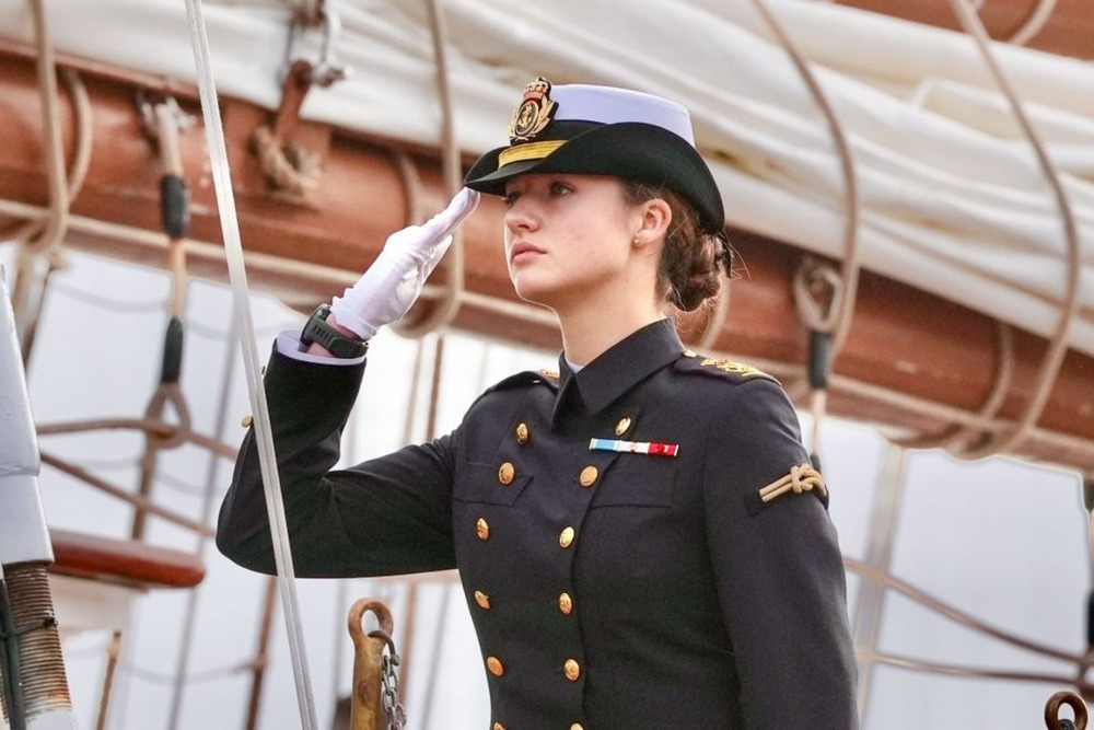 El Juan Sebastián Elcano zarpa con la Princesa Leonor a bordo