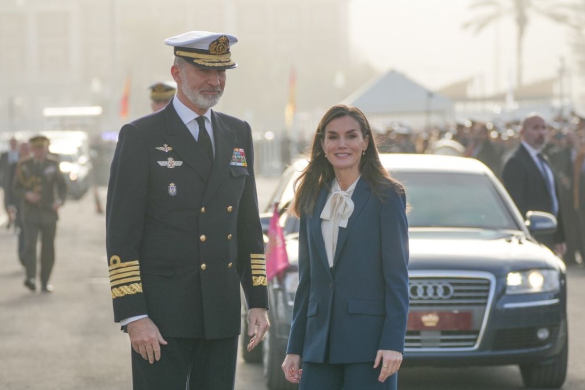 Los Reyes presiden la despedida del 'Juan Sebastián de Elcano' con la Princesa Leonor como guardiamarina  / FRANCISCO J. OLMO