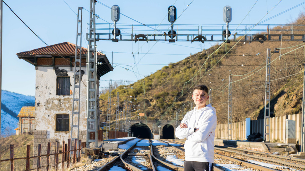 El joven palentino Enrique Gómez, uno de los artífices del documental 'La conquista del puerto: 140 años del ferrocarril en Pajares'.