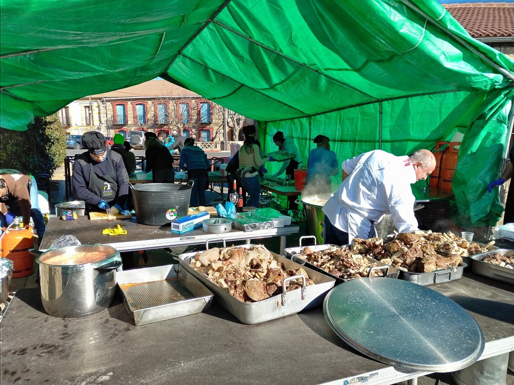 Preparación del cocido popular.