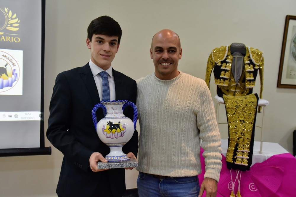 Gala taurina llena de jóvenes promesas y glorias afianzadas