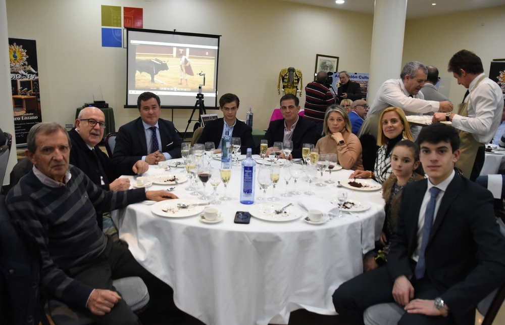 Gala taurina llena de jóvenes promesas y glorias afianzadas