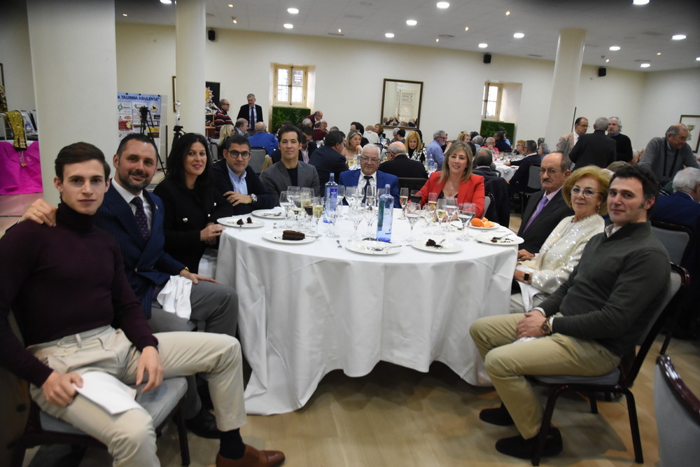 Gala taurina llena de jóvenes promesas y glorias afianzadas