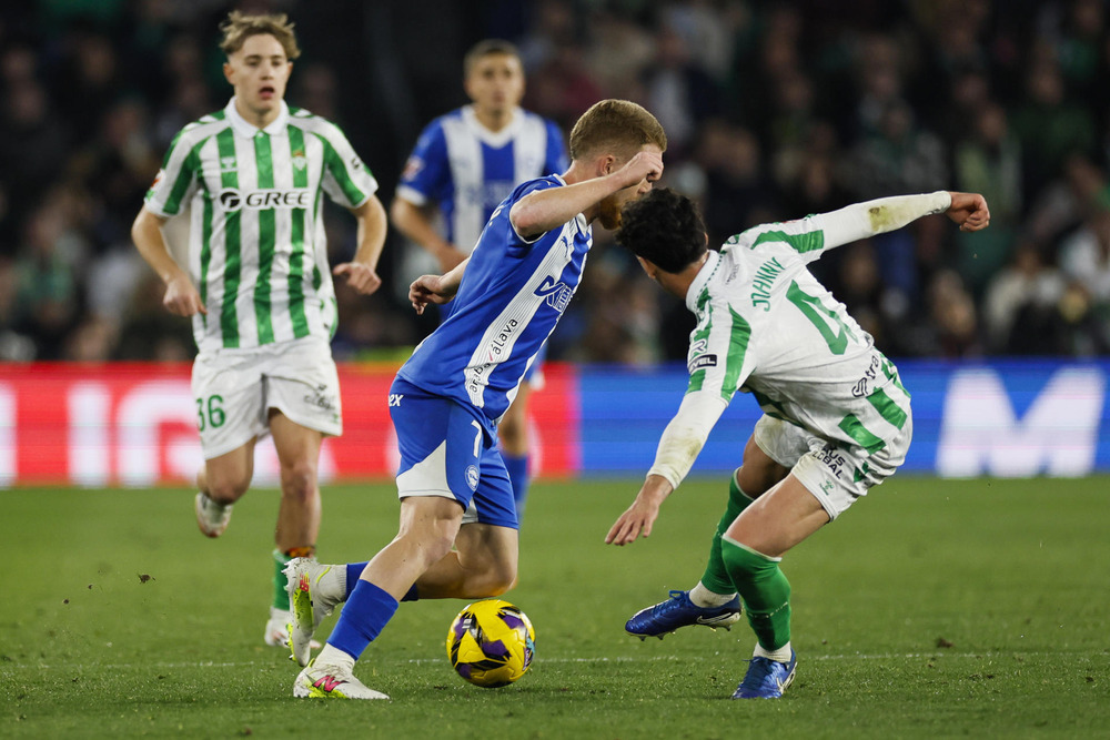 El recital de Kike García enciende el Benito Villamarín