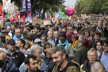 Miles de franceses se manifiestan contra la extrema derecha