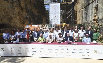 La Fundación Atapuerca recrea 25 años después la firma inicial