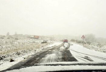 Nieve de primavera, con dificultades en el tráfico