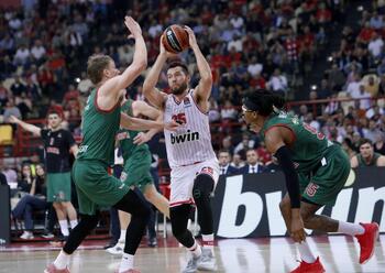 El Baskonia hunde El Pireo sobre la bocina