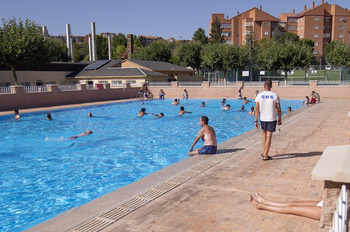 El calor de julio aumenta un 24 % los usuarios de las piscinas