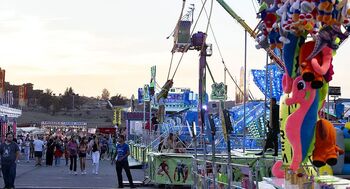 Las atracciones iluminan el inicio de las fiestas de la Santa