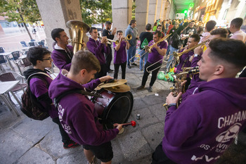 Música bajo la lluvia para las peñas