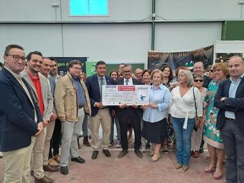 Muñana entrega a Apavi cinco mil euros del desayuno solidario