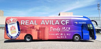 El Real Ávila estrena autobús personalizado